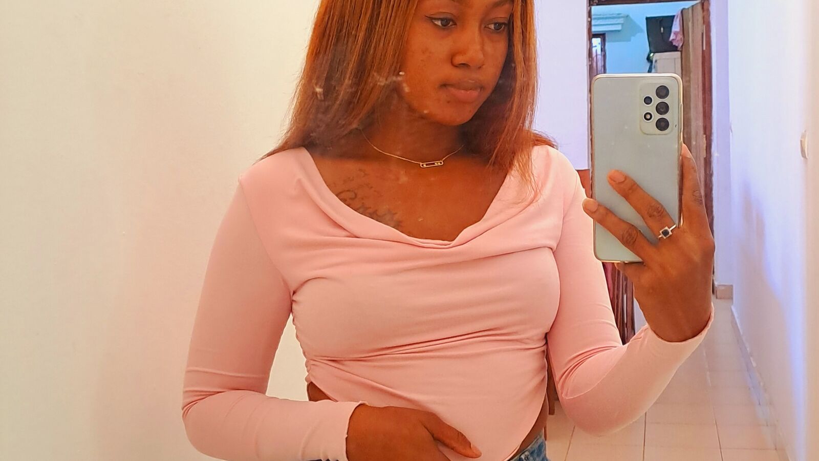 BellaHaya webcam show