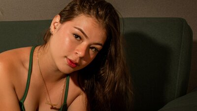 ElaraGlow webcam show