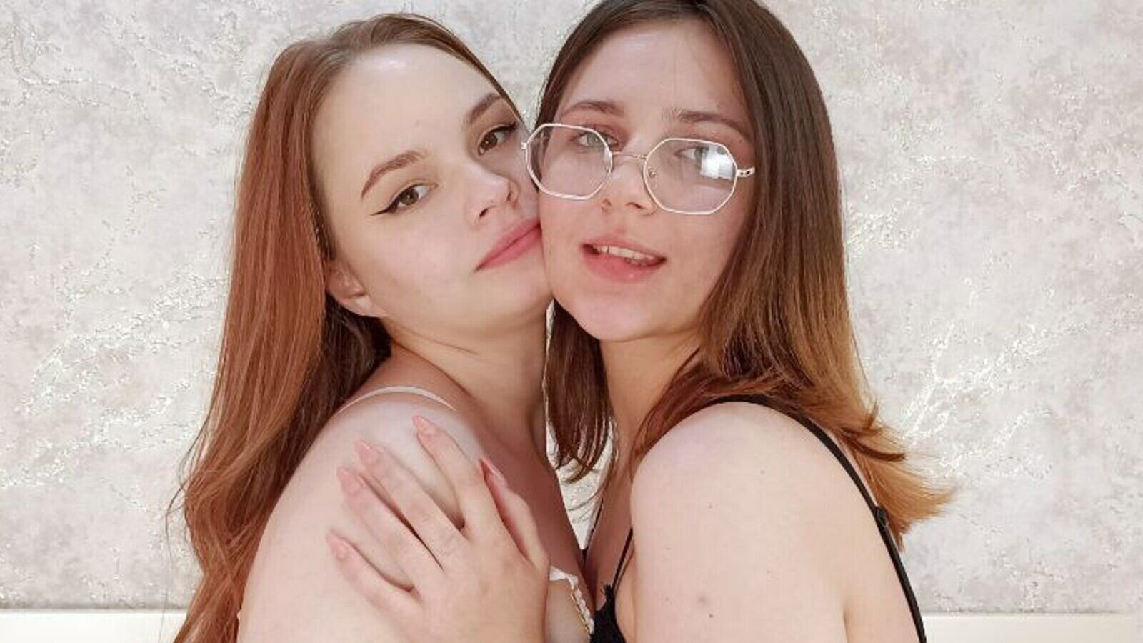 KynleeAndPaola webcam show