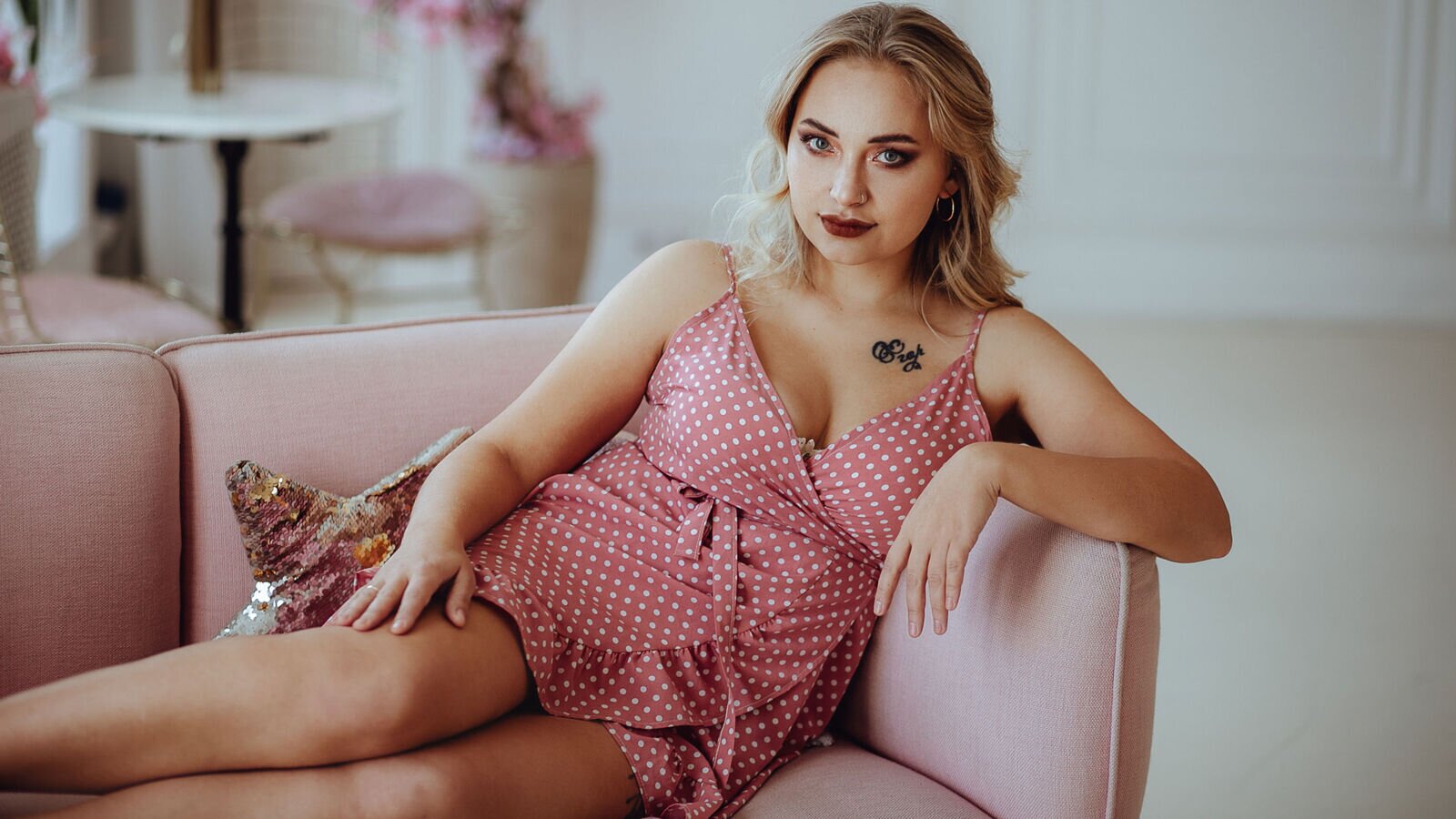 LeslyOhara webcam show