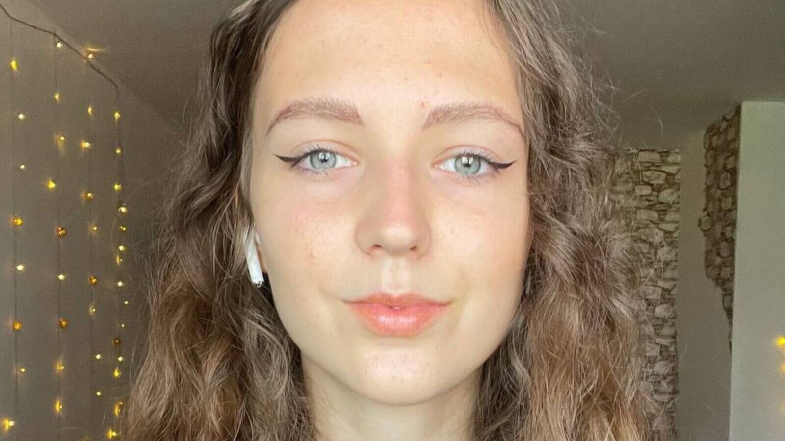 LouveniaBurrill webcam show